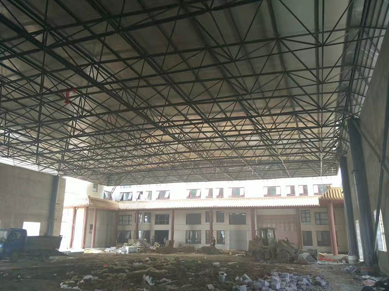 达州屋顶采光无缝钢管网架安装现场